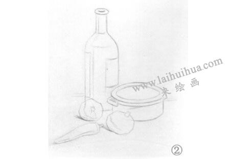 胡萝卜、洋葱和酒瓶组合素描画法步骤02