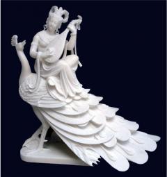 《孔雀仙子》 获“2013年中国传统工艺美术精品展‘巧夺天工•金马奖’”金奖。