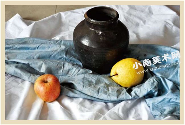 陶罐、灰布和水果组合实物照片