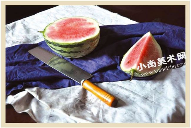 切开的西瓜、刀具和衬布组合实物照片